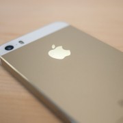 „Apple“ darbuotojai šaiposi iš auksinės spalvos „iPhone 5S“ – vadina jį Kim Kardashian telefonu
