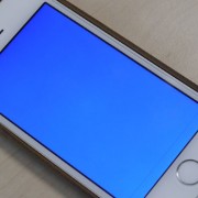 „iPhone 5S“ vartotojai skundžiasi telefono „nulūžimais“ ir automatiniais persikrovimais