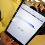 Dėl užsiliepsnojusio „iPad Air“ Australijoje evakuoti parduotuvės lankytojai