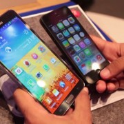 „Samsung“ naujausiose reklamose išsityčiojo iš „iPhone 5S“ ir „iPad Air“
