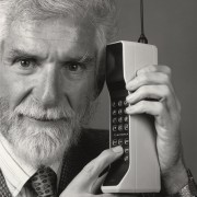 Mobiliojo telefono išradėjas Martin‘as Cooper‘is: netrukus telefonus implantuosime po oda