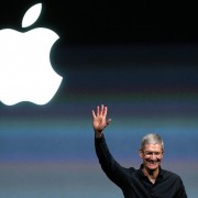 „Apple“ vertė perkopė 700 mlrd. JAV dolerių ribą