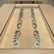 Penktadienį „Apple Watch“ bus galima įsigyti, bet ne „Apple“ parduotuvėse