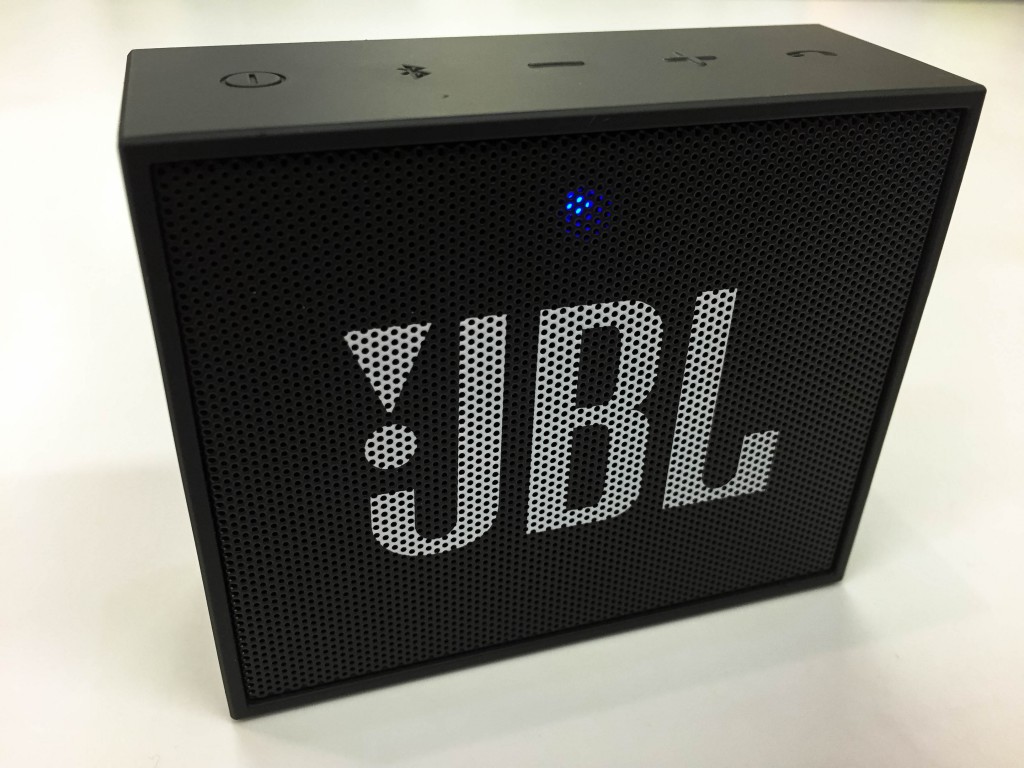 „JBL GO“ kolonėlės priekyje - LED indikatorius