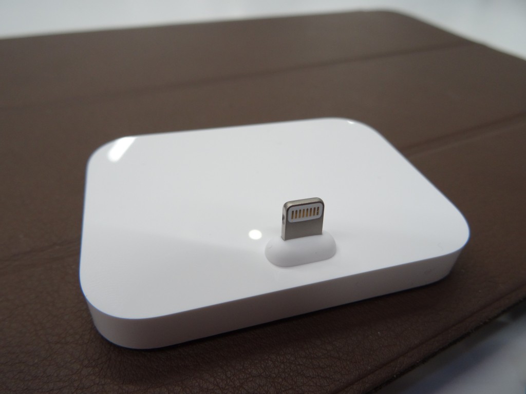 „iPhone Lightning Dock“ stovas: apžvalga