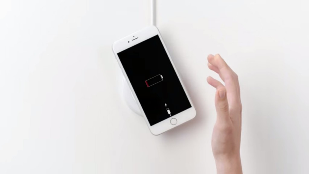 „iPhone“ bevielis įkrovimas