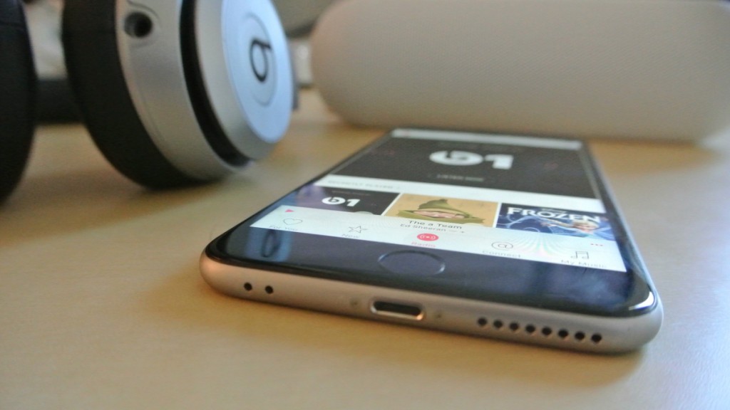„iPhone“ be ausinių jungties