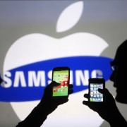 „Apple“ galės dar kartą siekti uždrausti „Samsung“ įrenginių prekybą JAV