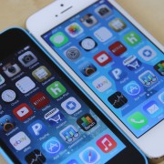 „Omnitel“ pradeda prekiauti telefonais „iPhone 5S“ ir „iPhone 5C“