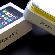 Į Lietuvą išmanieji telefonai „iPhone 5S“ ir „iPhone 5C“ atkeliaus spalio 25-ąją