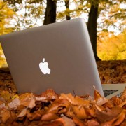 Analitikas: kitais metais „Apple“ išleis 12 colių įstrižainės ekraną turintį „MacBook“