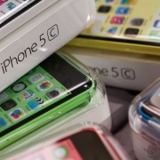 „Apple“ ir toliau mažina telefono „iPhone 5C“ gamybą