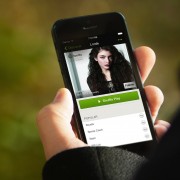 „Spotify“ pristatė galimybę nemokamai klausytis muzikos ir telefone
