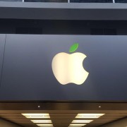 „Apple“ mini Žemės dieną – parduotuvių logotipai pasipuošė žaliai
