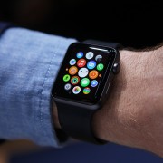 Pirmieji „Apple Watch“ išmanieji laikrodžiai išgraibstyti per valandą