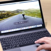 Smunkant nešiojamųjų kompiuterių pardavimams, „Apple“ parduoda vis daugiau