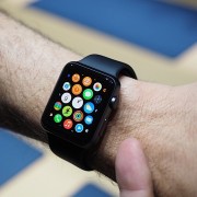 „Apple Watch“ pardavimai nuo išleidimo krito 90 procentų