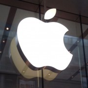 „Apple“ didina kainas Europoje, kol JAV doleris ir toliau išlieka stiprus