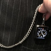 Dizaineris Tomas Fordas pavertė „Apple Watch“ kišeniniu laikrodžiu