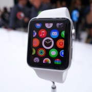 „Apple Watch“ jau valdo apie 75 procentus išmaniųjų laikrodžių rinkos