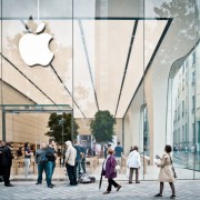 Nauja Jony Ive’o „Apple“ parduotuvių vizija – su gyvais medžiais