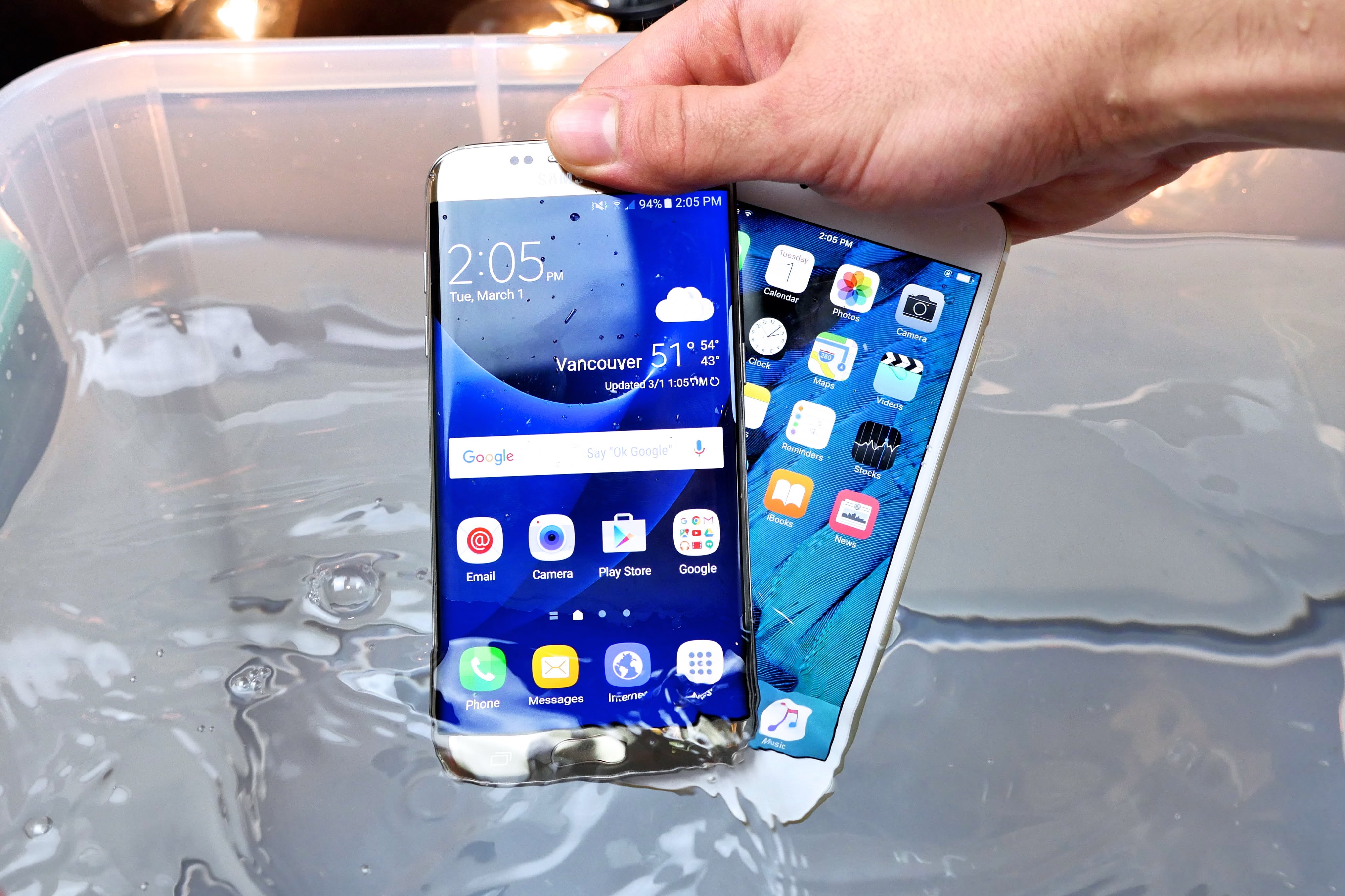 Patvarumo ir vandens testai: „Samsung Galaxy S7 Edge“ prieš „iPhone 6s Plus“